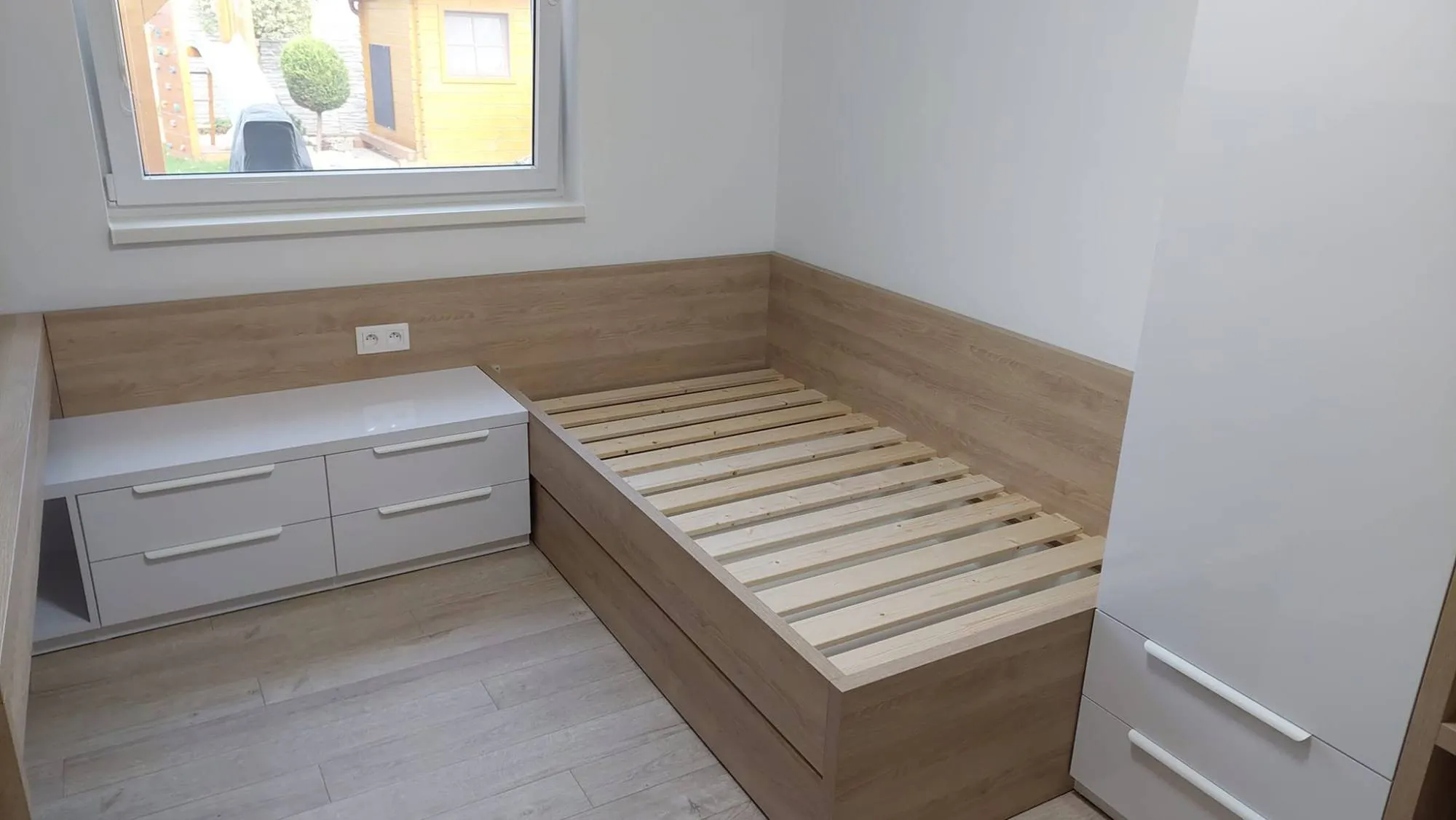 Detská izba s písacím stolom