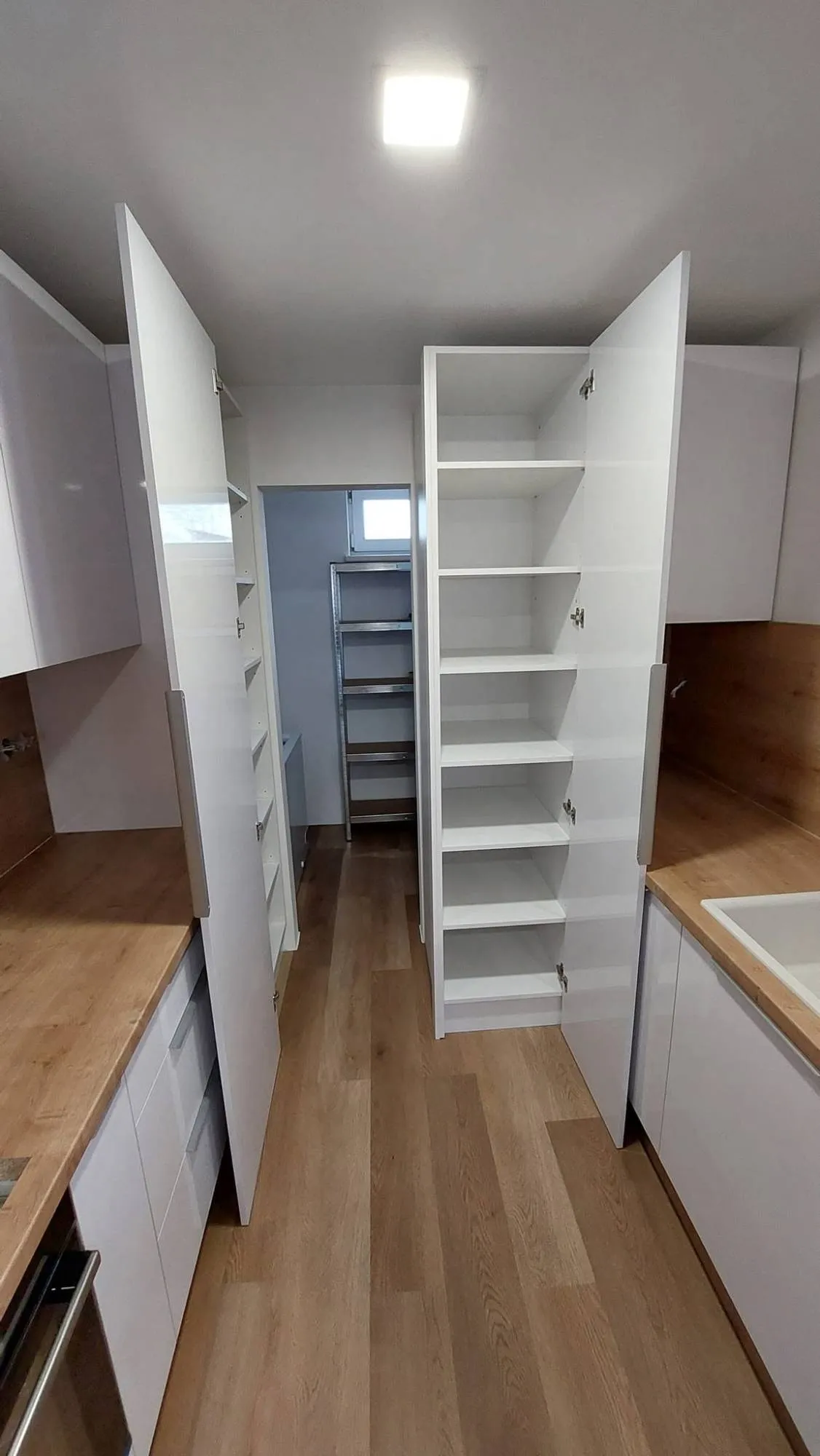 Biela lesklá kuchyňa s barovým pultom – fotka 7