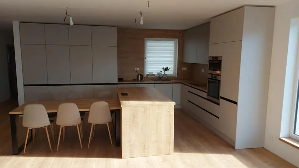 Kuchyňa s lamelovým ostrovom a jedálenským stolom – fotka 5