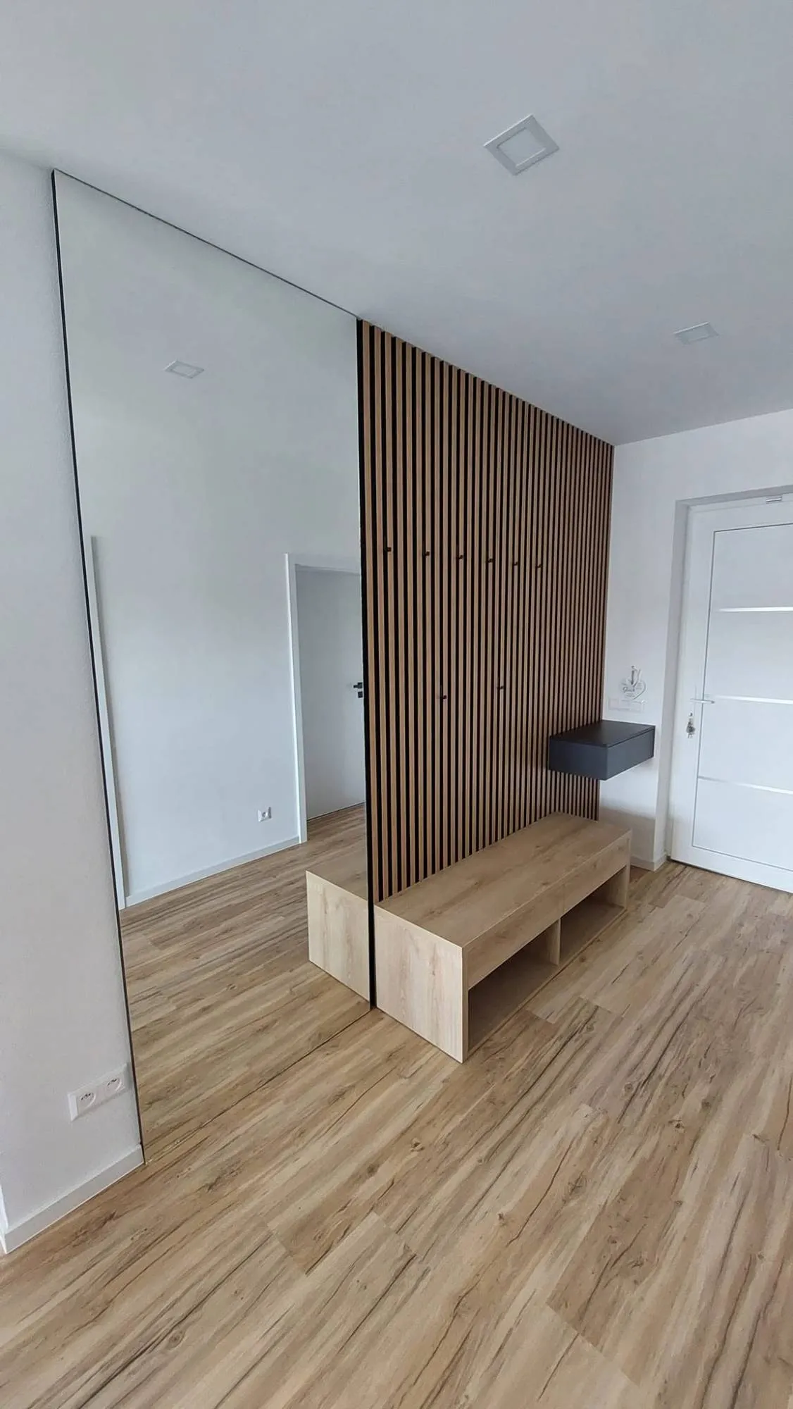 Predsieň s lamelovou stenou a lavicou
