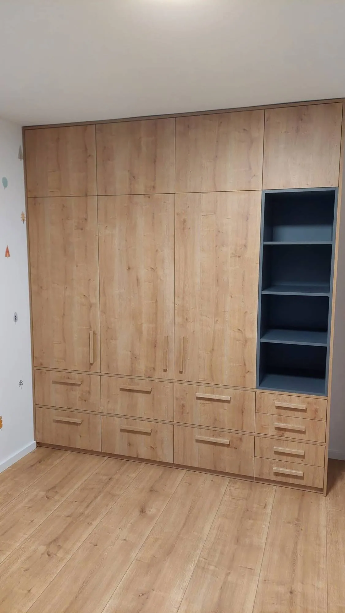 Skriňa do detskej izby so sivou nikou – fotka 3